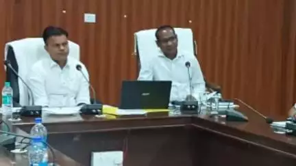 खैरागढ़ कलेक्टर कार्यालय में बैगा आदिवासियों के विकास हेतु 'प्रधानमंत्री जनमन योजना' और 'धरती आबा अभियान' पर चर्चा