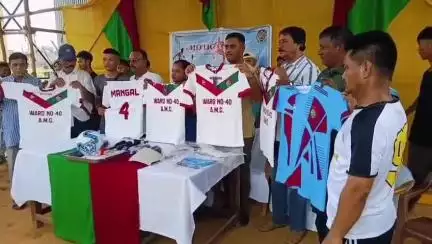 মোহনপুর: মিলনচক্র স্থিত মৌচাক ক্লাবে ফুটবল প্লেয়ারদের হাতে তুলে দেওয়া হল জার্সি