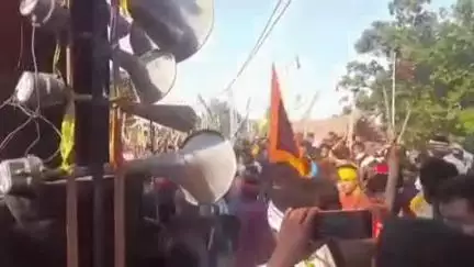 बंजरिया: अजगरवा में शनिवार को पूजा अर्चना के बाद महावीरी झंडा शुरू हुआ, उमड़ी भीड़
