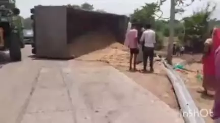 इटारसी: धर्मकुंडी मार्ग पर खर्रा नदी के पास रेत से भरा डंपर पलटा, दो घायल