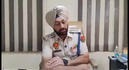ਗੁਰਦਾਸਪੁਰ: ਮੋਬਾਈਲਾਂ ਦੀ ਦੁਕਾਨ ਤੇ ਚੋਰੀ ਕਰਨ ਵਾਲੇ ਚੋਰ ਨੂੰ ਧਾਰੀਵਾਲ ਪੁਲਿਸ ਨੇ ਕੀਤਾ ਗ੍ਰਿਫਤਾਰ ਡੀਐਸਪੀ ਕੁਲਵੰਤ ਮਾਨ ਨੇ ਕੀਤੀ ਪ੍ਰੈਸ ਕਾਨਫਰੰਸ