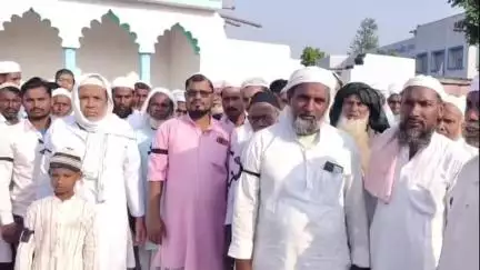 गौनहा: हौदा डुमरा गांव में लोगों ने बांह पर काली पट्टी बांधकर ईद-उल-अजहा की नमाज़ अदा की