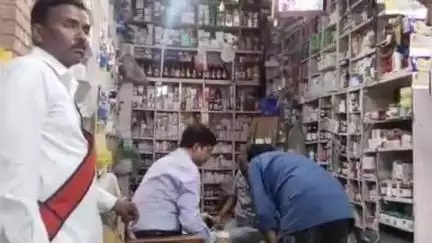 लालगंज: नगर स्थित मेडिकल स्टोर पर एसडीएम ने किया औचक निरीक्षण, फार्मासिस्ट नदारत और कैश मेमो भी मिला अधूरा