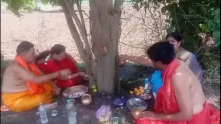 सिल्लोड: ऑपरेशन सिंधूच्या पार्श्वभूमीवर तालुक्यातील बहुली येथील पुरातन सिंदूर वृक्षाचे गंगेच्या पाण्याने केले झाडाचे जलपूजन