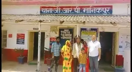 मानिकपुर: ट्रेन में बिछड़े बालक को मानिकपुर GRP पुलिस ने परिजनों से मिलवाया, परिजनों के चेहरे पर लौटी मुस्कान
