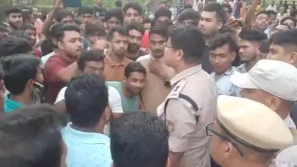 হোজাই: বৰপুখুৰীত নিষিদ্ধ গো-মাংসক কেন্দ্ৰ কৰি পথ অৱৰোধ কৰি উত্তাল প্ৰতিবাদ স্থানীয় ৰাইজৰ, উপস্থিত হোজাই আৰক্ষী