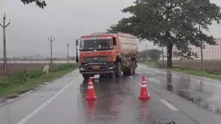 గిద్దలూరు: రాచర్ల మండల పరిధిలోని అమరావతి అనంతపురం జాతీయ రహదారిపై అప్రమత్తంగా వ్యవహరిస్తూ వాహనాలు నడపలనా పోలీసులు #localissue