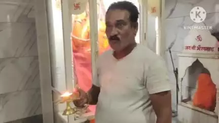 पंधाना: बोरगांव बुजुर्ग के प्राचीन हनुमान मंदिर में महाआरती के बाद गुड़-चने का प्रसाद बांटा गया