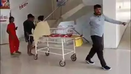छिंदवाड़ा नगर: डोंगर टेमनी गांव में एक महिला ने खुद पर पेट्रोल डालकर लगाई आग, गंभीर हालत में ज़िला अस्पताल में कराया गया भर्ती