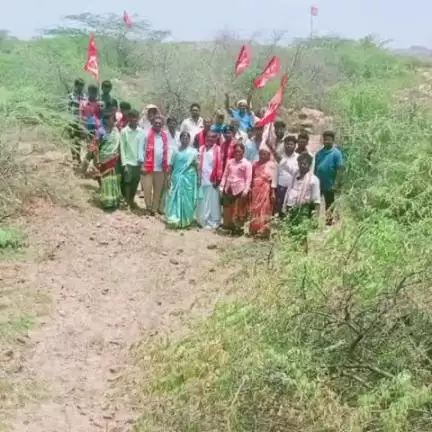 శింగనమల: చామలూరు గ్రామంలో ఇంటి స్థలాల కోసం కంపచెట్లను తొలగించిన CPIమండల కార్యదర్శి గంగాధర్