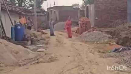 बैकुंठपुर: आजादी के 77 वर्ष बाद भी ग्राम बुढ़ार में नहीं मिली पक्की सड़क, बरसात में ग्रामीण कीचड़ में चलने को मजबूर