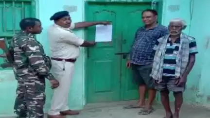 चैनपुर: ढोल-नगाड़े के साथ दतरा में पुलिस ने फरार वारंटी के घर पर चिपकाया इस्तेहार