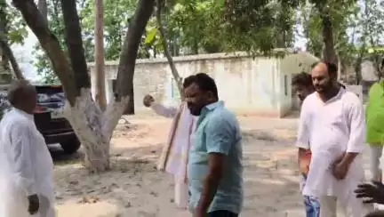 खलीलाबाद: ग्राम देवरिया लाल में पूर्व विधायक दिग्विजय नारायण उर्फ जय चौबे ने जगह-जगह पहुंचकर ईद उल अजहा बकरीद की मुबारकबाद दी