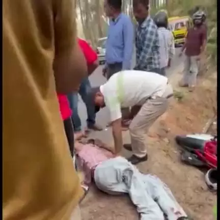 भोटा: हमीरपुर के अणु के पास बाइक और गाड़ी में हुई जोरदार टक्कर, बाइक सवार गंभीर रूप से घायल