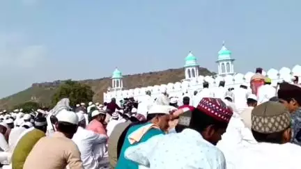 नरवर: नरवर में मुस्लिम समुदाय के लोगों ने ईद-उल-अजहा पर ईदगाह में नमाज अदा की