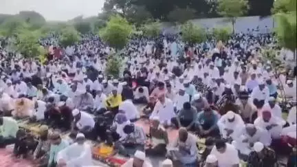 उदगीर: ईदगाह मैदानावर हजारो मुस्लिम बांधवांकडून बकरी ईदची नमाज पठण
