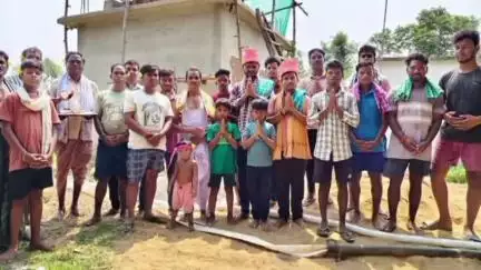 ଭଟଲି: ନୁଆଗଡ ଗ୍ରାମରେ ନିର୍ମାଣଧିନ ମହାକାଳେଶ୍ଵର ମନ୍ଦିରର ବିଶ୍ବକର୍ମା ମାନଙ୍କୁ ଆଜି ଗ୍ରାମର ଗୌନ୍ତିଆ ଓ ମନ୍ଦିର କମିଟି ଦ୍ବାରା ସମ୍ମାନିତ କରିଗଲା