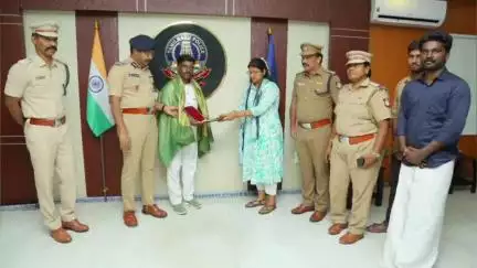 கோவை தெற்கு: காவல் ஆணையாளர் அலுவலகத்தில் பயணிகள் விட்டுச்சென்ற 15 பவுன் நகைகளை ஒப்படைத்த டாக்சி டிரைவருக்கு குவியும் பாராட்டுகள்