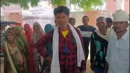 मुरैना नगर: पिपरई में दबंगों ने फर्जीवाड़ा कर बेची जमीन, अब ख़ाली करने की मिल रही धमकी; पीड़ितों ने कलेक्ट्रेट पहुंचकर लगाई गुहार