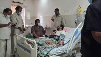 തൃശൂർ: ഹാർട്ട് ഹോസ്പിറ്റലിൽ കഴിയുന്ന ഷൈൻ ടോം ചാക്കോയെ കേന്ദ്ര മന്ത്രി സുരേഷ് ഗോപി സന്ദർശിച്ചു