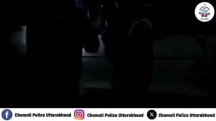 जोशीमठ: गोविन्दघाट के पास रात्रि में वाहन खराब होने के कारण सुनसान जगह पर फंसी महिला टैक्सी चालक की पुलिस ने की त्वरित कार्यवाही