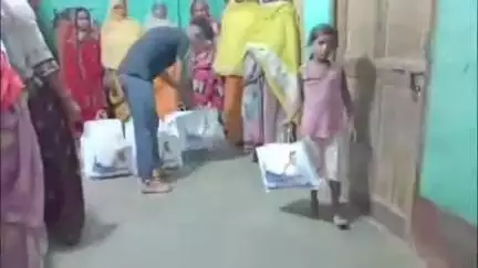 पाकुड़: एनडीए नेता अजहर इस्लाम ने कई गांवों में सैकड़ों परिवारों को ईद किट वितरित की