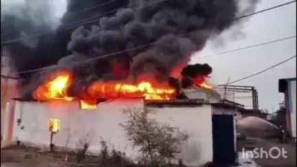 कूठला थाना क्षेत्र के लमतारा इलाके में दो कारखानों में आग, फायर ब्रिगेड ने पाया काबू