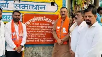 वाराणसी में आधुनिक माउंटेड मशीन से नाला सफाई का शुभारंभ महापौर ने किया