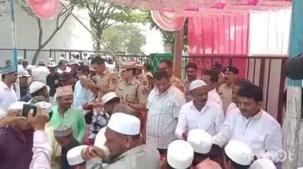 मिरज: मिरजेत बकरी ईद उत्साहात साजरी,  शाही इदगाह सामुदायिक नमाज पठण: शुभेच्छा देण्यासाठी पोलीस अधीक्षक संदीप घुगे