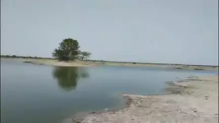 लुणी: जोधपुर लूणी क्षेत्र में वंदे भारत गंगा के तहत तालाब की सफाई का अभियान चलाया जा रहा है