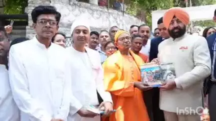 अल्मोड़ा: राज्यपाल (सेनि) लै. जनरल गुरमीत सिंह ने काकड़ीघाट स्थित ऐतिहासिक ज्ञानवृक्ष (पीपल) पर जलाभिषेक किया, की पूजा-अर्चना