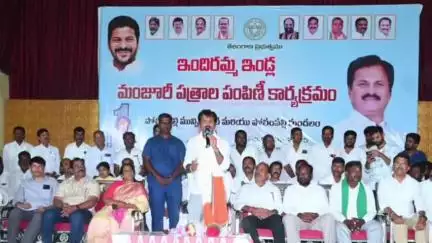పోచంపల్లి: పోచంపల్లిలో లబ్ధిదారులకు ఇందిరమ్మ ఇండ్ల మంజూరు పత్రాలను పంపిణీ చేసిన ఎమ్మెల్యే అనిల్ కుమార్ రెడ్డి