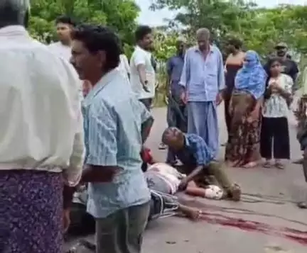 మర్లపాడు వద్ద ఘోర రోడ్డు ప్రమాదం ఒకరు దుర్మరణం ఇరువురికి తీవ్ర గాయాలు