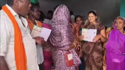 महासमुंद: मुख्यमंत्री खाद्यान्न योजना का शुभारंभ बेलसोंडा में जनपद उपाध्यक्ष श्रीमती हुलसी चंद्राकर द्वारा किया गया