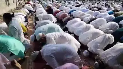 महाराजगंज: महराजगंज नगर पालिका व ग्रामीण क्षेत्रों की मस्जिदों व ईदगाहों में अदा की गई ईद-उल-अजहा की नमाज़