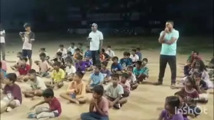 ఇల్లంతకుంట: క్రీడాకారులకు బహుమతులు అందిస్తుంది సిఐ వెంకటేశ్వర్లు...