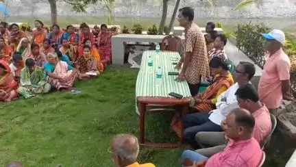 গোসাবা: সমীরকান্তি বাজারে,বিধানসভা নির্বাচনের লক্ষ্যে ১০৯ নং বুথের মহিলা তৃণমূলের নেত্রী কর্মীদের নিয়ে বৈঠক করলেন অঞ্চল সভাপতি