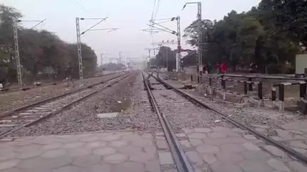 रसड़ा: रसड़ा में आजमगढ़ के युवक ने साबरमती एक्सप्रेस ट्रेन से कटकर की आत्महत्या, पुलिस जांच में जुटी