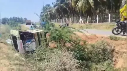 பழனி: ஐவர்மலை செல்லும் சாலையில் வேன் கவிழ்ந்து விபத்து
