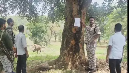 डुमरी: निमियाघाट थाना पुलिस ने जरीडीह में फरार नक्सली के घर व सार्वजनिक स्थानों पर इश्तहार चिपकाया