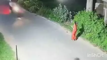 जामताड़ा: कर्माटांड़-जामताड़ा मार्ग पर टोटो ने महिला को मारी टक्कर, सीसीटीवी फुटेज वायरल