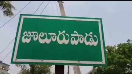 జూలూరుపాడు: జూలూరుపాడు మండల కేంద్రంలో గాలివాన కారణంగా రహదారిపై విరిగిపడ్డ చెట్లు భారీగా నిలిచిపోయిన వాహనాలు