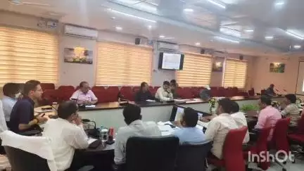 अशोक नगर: कलेक्ट्रेट कार्यालय में सीएम हेल्पलाइन के सी और डी ग्रेड विभागों की समीक्षा बैठक आयोजित