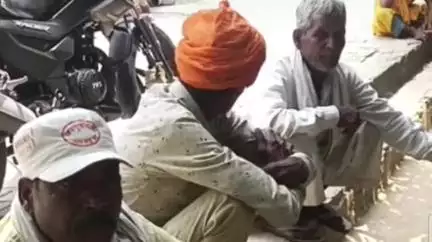 शाहजहांपुर: घर के बाहर पेड़ के नीचे बैठे बुजुर्ग की मौत, तेज रफ्तार बाइक ने मारी टक्कर, चालक फरार