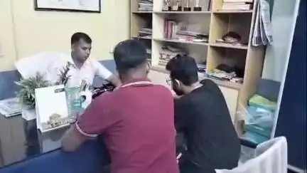 মাথাভাঙা ২: নিশিগঞ্জ সংলগ্ন এলাকায় পুলিশের তৎপরতায় এক ব্যক্তির হারিয়ে যাওয়া একটি ব্যাগ প্রকৃত মালিকের হাতে তুলে দেওয়া হল
