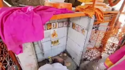 सागर: सड़क चौड़ीकरण की जद में आ रहे मंदिर की प्रतिमाओं को सद्भावना नगर मंदिर में विधि-विधान से किया जा रहा प्रतिष्ठित