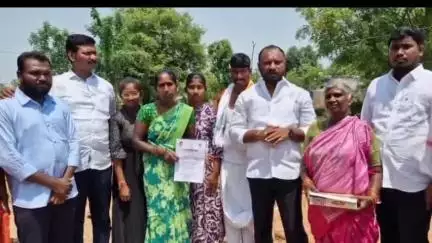 జమ్మికుంట: 15వ వార్డు కేశవాపూర్ లో కాంగ్రెస్ పార్టీ పట్టణ అధ్యక్షుడు రమేష్ ఆధ్వర్యంలో లబ్ధిదారులకు ఇందిరమ్మ ఇండ్ల పత్రాల అందజేత