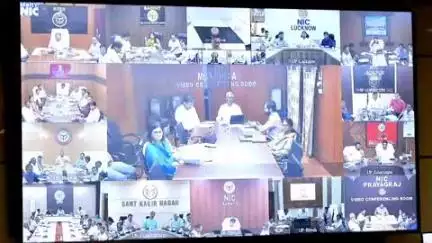 झांसी: मुख्य सचिव ने वीडियो कॉन्फ्रेंसिंग के माध्यम से झांसी सहित प्रदेश के मण्डलायुक्तों और जिलाधिकारियों के साथ बैठक की
