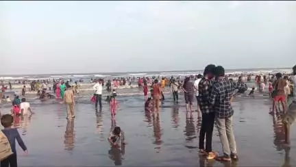 మచిలీపట్నంలో బీచ్ ఫెస్టివల్ కు భారీగా తరలివస్తున్న పర్యాటకులు