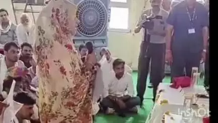 बारां: जनसुनवाई में एक शिक्षिका अपने बीमार बच्चों के साथ स्थानांतरण को लेकर पहुंची, जिला कलेक्टर ने दिया मानवता का परिचय